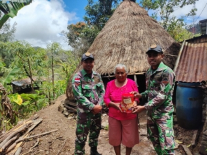 Satgas Pamtas Yonarhanud 15/DBY Bagikan Buku dan Bingkisan di Desa Manusasi