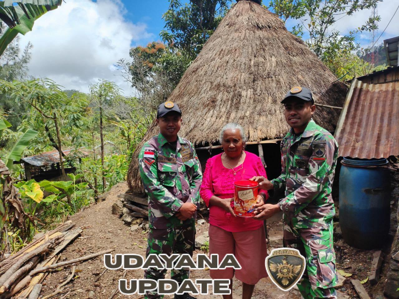 Satgas Pamtas Yonarhanud 15/DBY Bagikan Buku dan Bingkisan di Desa Manusasi