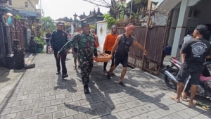 Kepedulian Babinsa: Bersama Warga Temukan Korban Hilang di Aliran Sungai Batubulan