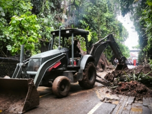Yonzipur 18/YKR Gerak Cepat Buka Akses Jalan Terdampak Longsor di Ubud