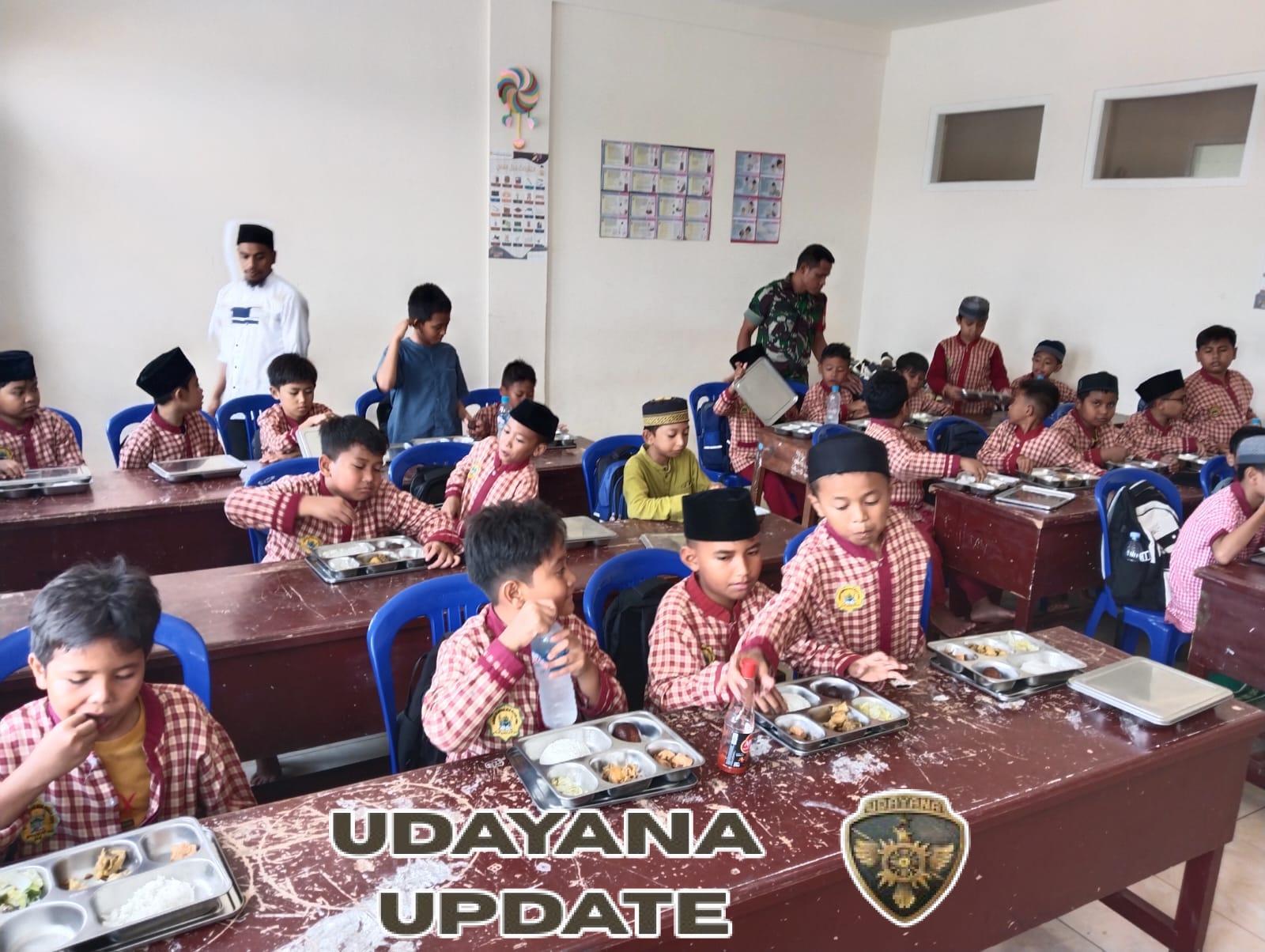 TNI AD Koramil Dompu Hadir Dampingi Penyaluran BGN untuk Siswa