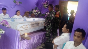 Pgs Danramil Naikliu Hadiri Pemakaman Ibu Anggota Koramil