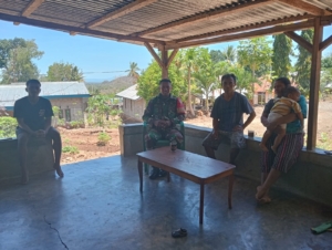 Babinsa Hadir di Tengah Warga, Sampaikan Pesan Kebersamaan