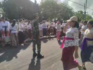 Sinergi Lestarikan Tradisi, Serda Zainul Atensi Upacara Ngundangin Lan Ngulapin Serta Ngebet Pendeman