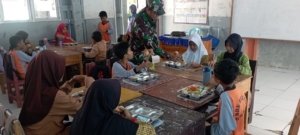 Babinsa Bersama Guru dan Siswa Sukseskan Program Makan Bergizi Gratis di SDN Seminar