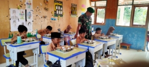 Dukung Generasi Sehat, Babinsa Koramil 1628-01/Taliwang Hadir dalam Program Makan Bergizi