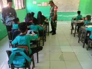 Wujud Kepedulian, Babinsa Desa Tapir Dampingi Siswa MI Addakwah Terima Makanan Bergizi