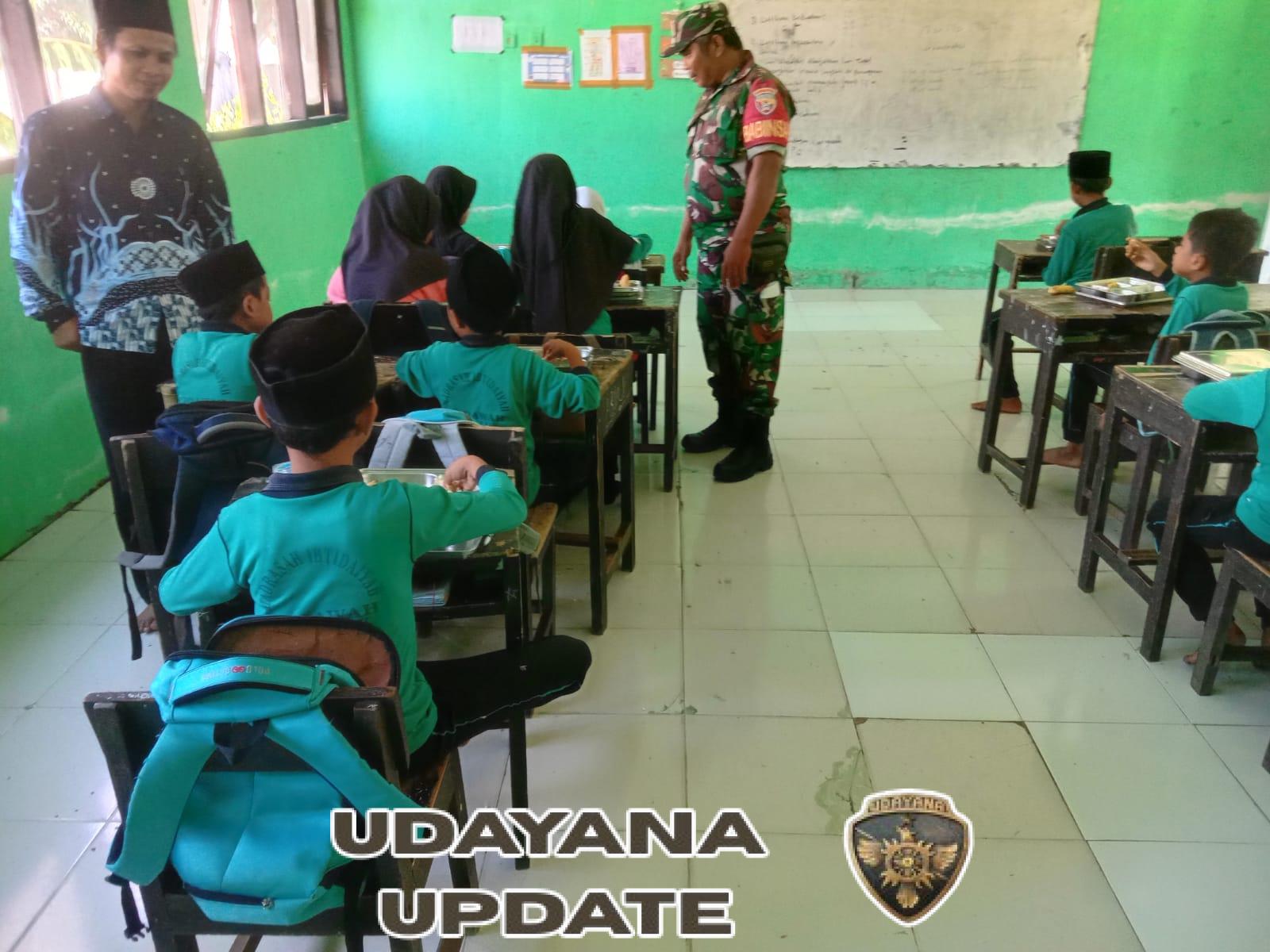 Wujud Kepedulian, Babinsa Desa Tapir Dampingi Siswa MI Addakwah Terima Makanan Bergizi