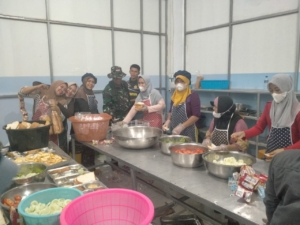 Dampingi Distribusi BGN, Babinsa Tekankan Semangat dan Kesehatan Petugas