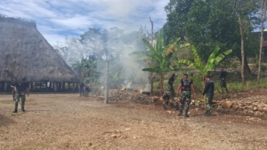 Kepedulian Satgas Yonif 741/GN Dengan Laksanakan Pembersihan Rumah Adat Desa Dirun Melalui Pos Jajaran SSK II