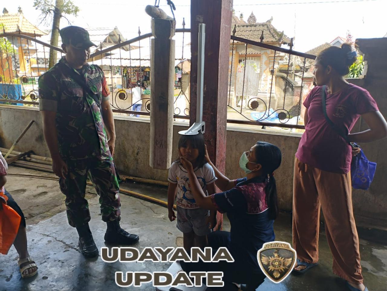 Kolaborasi TNI Dan Tenaga Kesehatan, Babinsa Timuhun Hadir Dampingi Posyandu