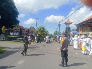 Babinsa Gianyar Bersinergi dengan Pecalang Amankan Upacara Ngasti di Desa Siangan