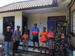 Babinsa Gianyar Dampingi Penyaluran Sembako bagi Warga Terdampak Banjir di Desa Lebih