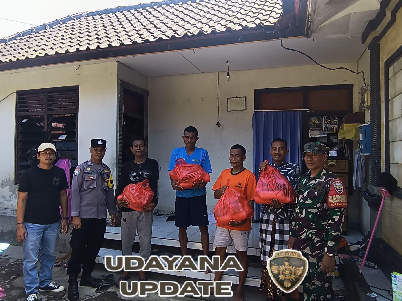 Babinsa Gianyar Dampingi Penyaluran Sembako bagi Warga Terdampak Banjir di Desa Lebih