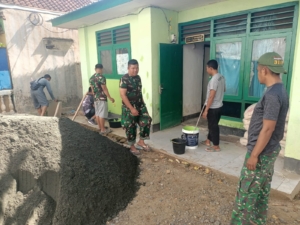 Anggota Koramil 1628-01/Taliwang Gotong Royong Laksanakan Pengecatan Rumah Dinas