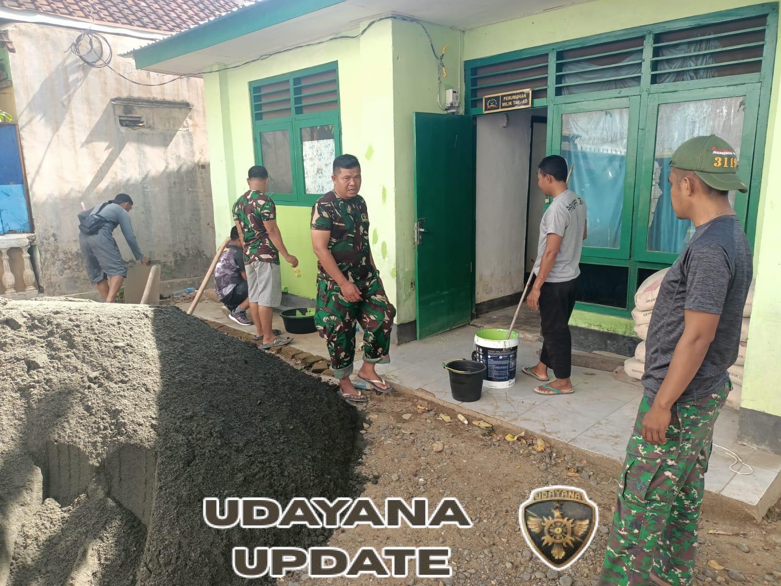 Anggota Koramil 1628-01/Taliwang Gotong Royong Laksanakan Pengecatan Rumah Dinas