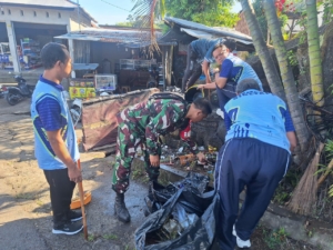 Babinsa Sertu Gd Ari Suadnyana Pimpin Jumat Bersih di Desa Sidetapa