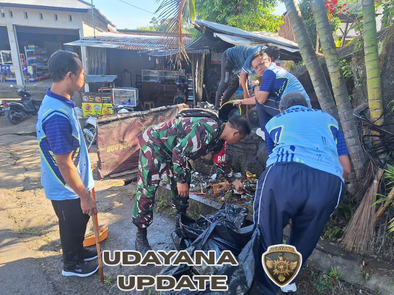 Babinsa Sertu Gd Ari Suadnyana Pimpin Jumat Bersih di Desa Sidetapa