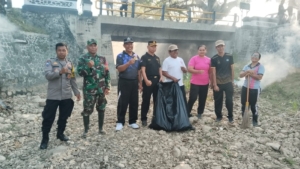 Sinergi TNI, Polri, dan Masyarakat: Koramil 08/Gerokgak Pimpin Aksi Bersih Sampah di Sungai Banyupoh dalam World Cleanup Day 2025