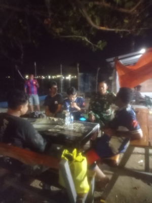 Babinsa Koramil 1628-04/Poto Tano Gelar Patroli Malam, Ingatkan Warga Jaga Keamanan Lingkungan