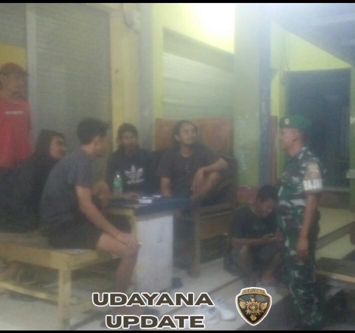 Babinsa Koramil 1628-05/Jereweh Laksanakan Patroli Malam, Imbau Warga Jaga Ketertiban