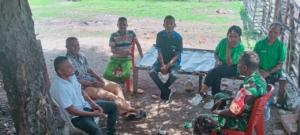 Babinsa Koramil 1618-06/Bian Berbaur dengan Warga Desa Matabesi Lewat Komsos