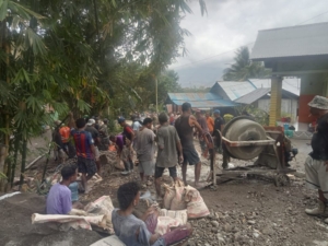 Pengecoran Jalan di Kalabahi Barat Berjalan Lancar dengan Dukungan TNI