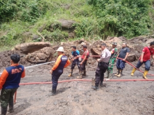 Kerahkan Alat Berat, Upaya Aparat Gabungan Optimalkan Penanganan  Longsor Di  Bukit Abah