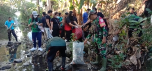 Babinsa Serka Josef Taihuttu Gandeng Ratusan Warga Bersihkan Sungai Buleleng