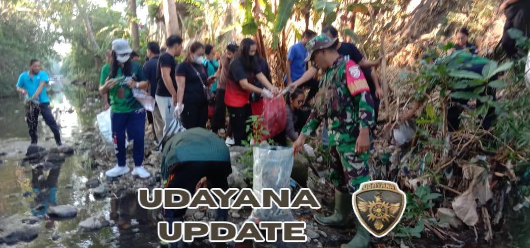 Babinsa Serka Josef Taihuttu Gandeng Ratusan Warga Bersihkan Sungai Buleleng