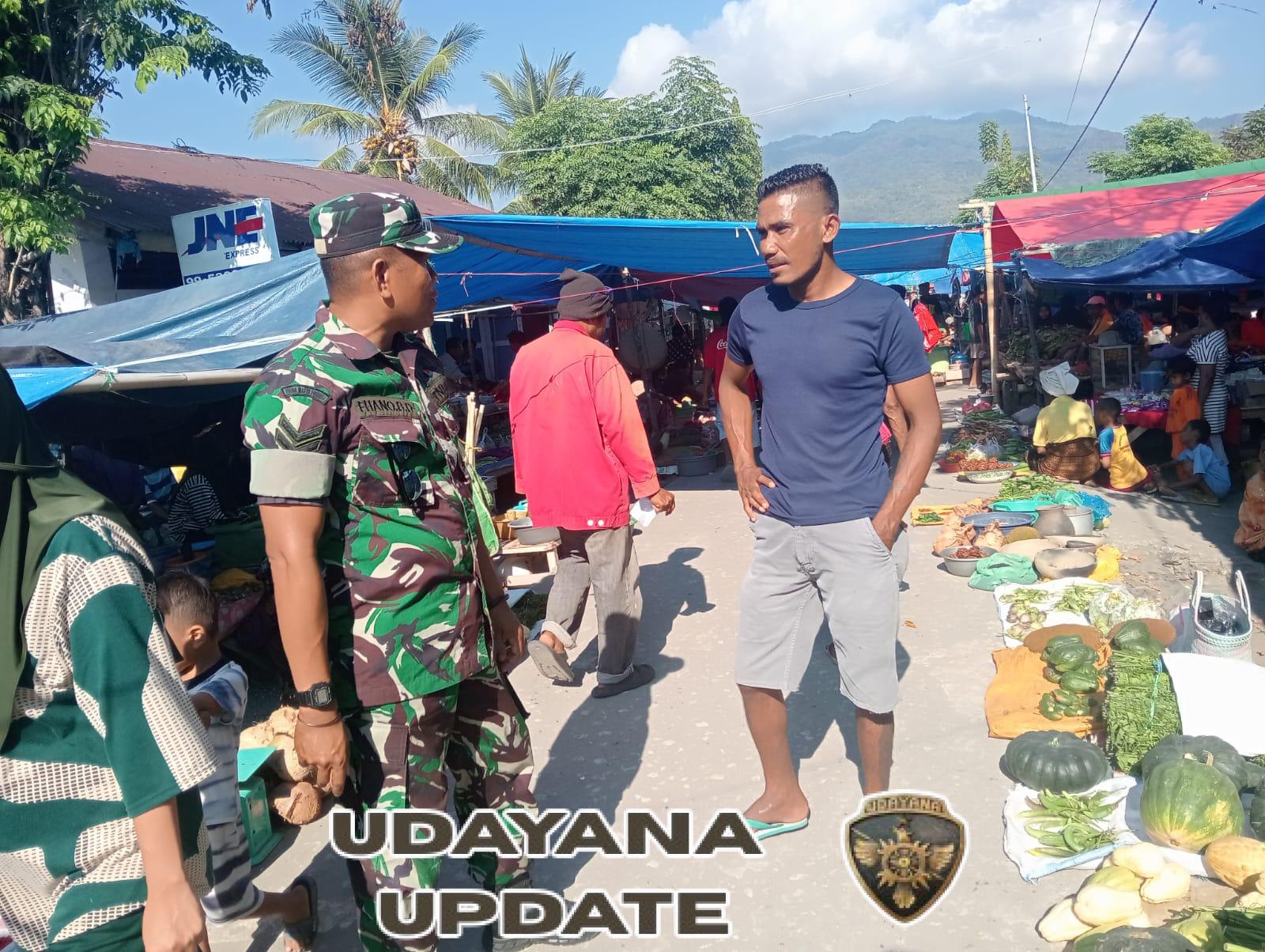 Tingkatkan Keamanan Wilayah, Babinsa Koramil 1602-04/Maurole Gelar Komsos di Pasar Tradisional