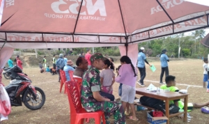 Dukung Kegiatan Olah Raga, Babinsa Koramil 1621-03/Mollo Utara Amankan Pertandingan Sepak Bola Mini