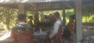 Sertu Densius Berno Tinjau Situasi Wilayah, Warga Apresiasi Kehadiran Babinsa