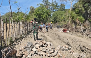 Sinergi TNI dan Rakyat, Babinsa Baa Dampingi Warga Siomeda Bangun Irigasi Sawah