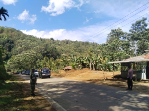 Babinsa dan Babinkamtibmas Sinergi Amankan Arus Kendaraan di Portal Buka Tutup Desa Dile