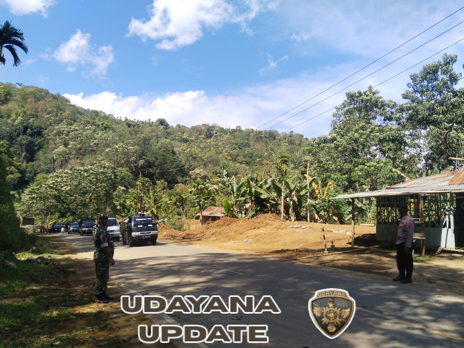 Babinsa dan Babinkamtibmas Sinergi Amankan Arus Kendaraan di Portal Buka Tutup Desa Dile