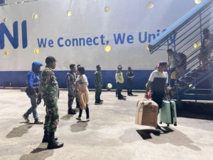 Pengamanan Babinsa Warnai Kedatangan Kapal PELNI di Lewoleba