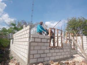 Babinsa Baa Bantu Pembangunan Rumah Warga di Desa Oematanboli