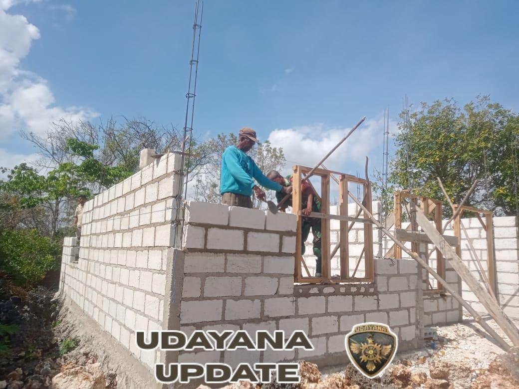 Babinsa Baa Bantu Pembangunan Rumah Warga di Desa Oematanboli