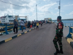 Babinsa 1627-02/Pantai Baru Hadir Jaga Keamanan di Pelabuhan Ofalangga