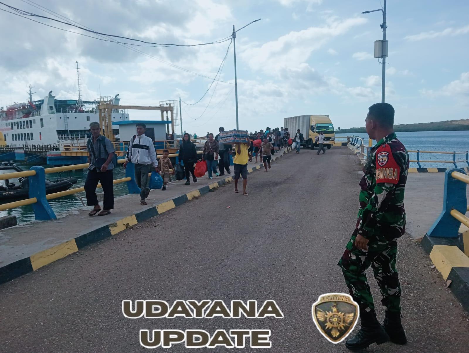 Babinsa 1627-02/Pantai Baru Hadir Jaga Keamanan di Pelabuhan Ofalangga