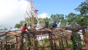 Babinsa Koramil 01/Lewa Dukung Pembangunan Kantor Desa Kombapari Lewat Gotong Royong
