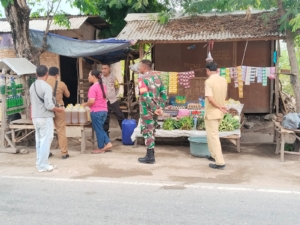 Babinsa Kolaborasi dengan Pemerintah Kelurahan Kambajawa Ingatkan Warga Jaga Lingkungan Saat Tour De EnTeTe