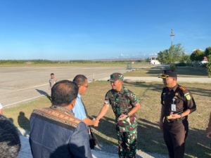Dandim 1601/Sumba Timur Bersama Forkopimda Sambut Gubernur NTT di Bandara Umbu Mehang Kunda