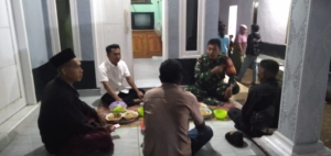 ‎Babinsa Gunung Malang Ajak Warga Jaga Kamtibmas Lewat Patroli Malam