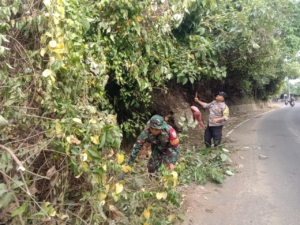 Danramil Banjarangkan Pimpin Anggota Gelar Karya Bhakti  Di Area Goa Jepang