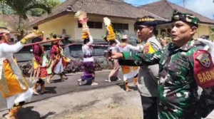 Pengamanan mepeed Babinsa Koramil Nusa Penida bersinergi bersama Bhabinkamtibmas dan pecalang