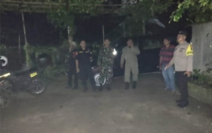 Sertu Hayatullah Bersama Aparat Desa Gelar Patroli Malam di Dusun Tanak Betian