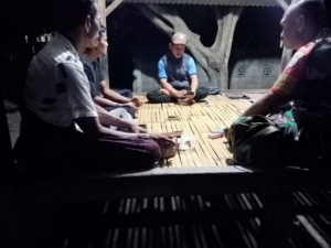 Babinsa Pemongkong Imbau Warga Waspadai Pencurian dan Aktif Patroli Malam