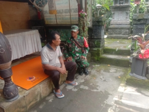 Pasca Air Menggenangi Perumahan Warga, Babinsa Koramil Klungkung Tinjau Situasi Dan Kondisi